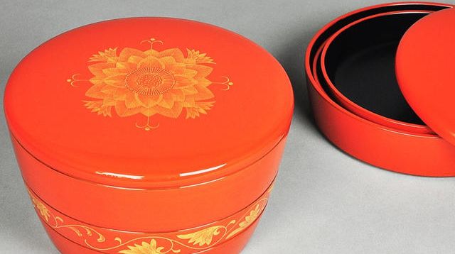 丸入れ子重 洗朱内黒 蓮唐草沈金 ※通常価格326,700円 - (歴史ある