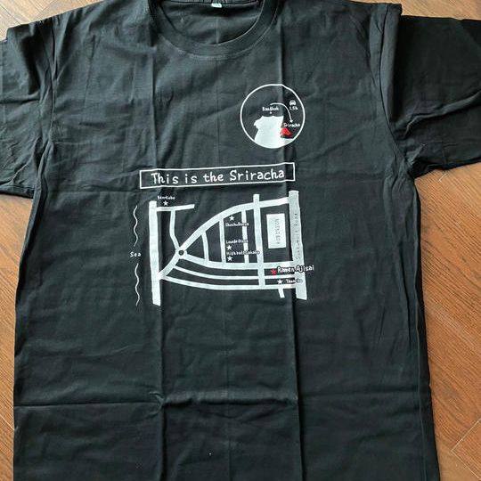 当社特製オリジナル‘シラチャ指差し’Tシャツ（サイズ2XL）