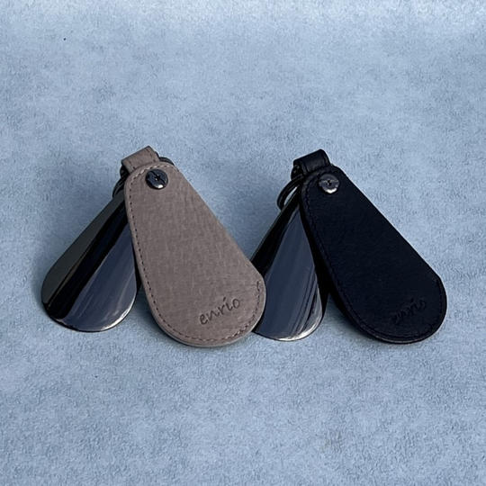 2色から選べる『彩の国黒豚』の皮革で仕上げた「キーホルダー付靴べら」