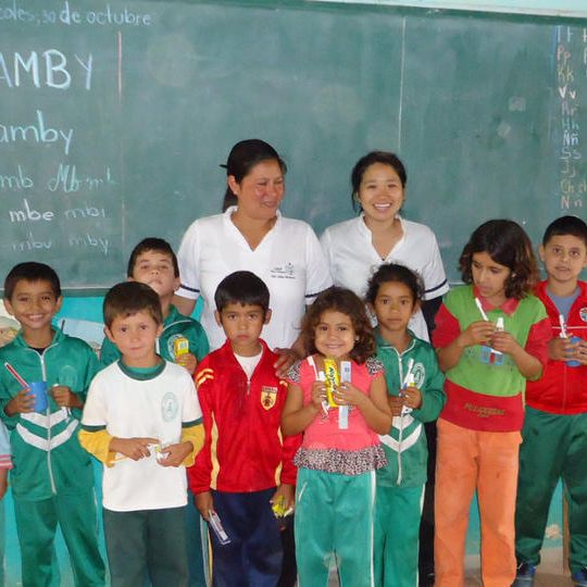 現地のこどもたちに歯ブラシをあげる権