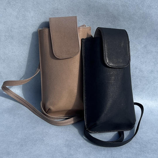 2色から選べる『彩の国黒豚』の皮革で仕上げた「ショルダーポーチ」