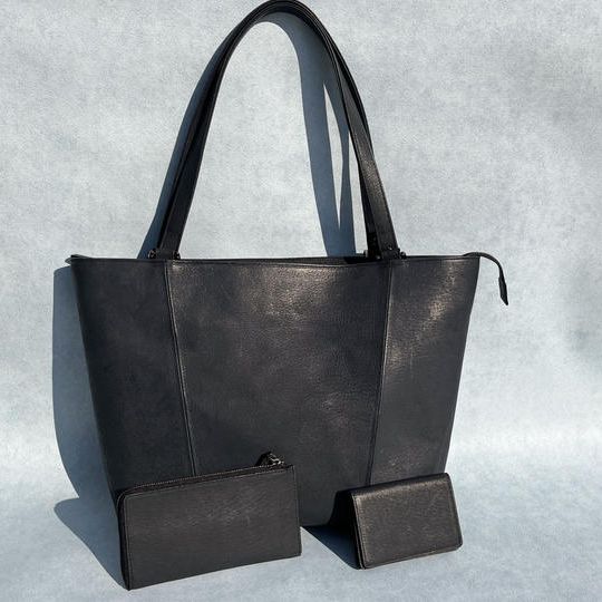 2色からそれぞれ選べる『彩の国黒豚』の皮革で仕上げた「ビジネスセット」