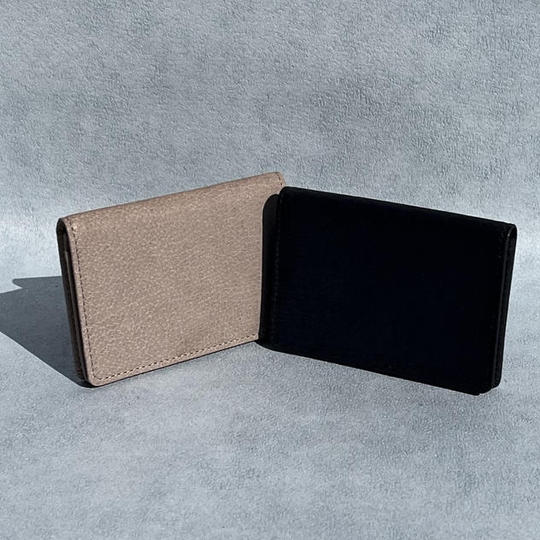 2色から選べる『彩の国黒豚』の皮革で仕上げた「名刺入れ」