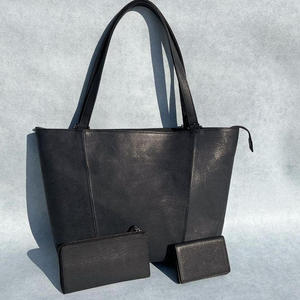 2色からそれぞれ選べる『彩の国黒豚』の皮革で仕上げた「ビジネスセット」