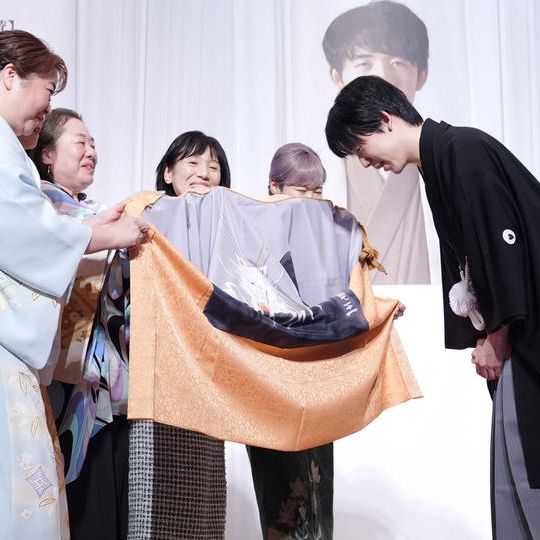 【Ｂコース】特製「竜王羽織」の贈呈