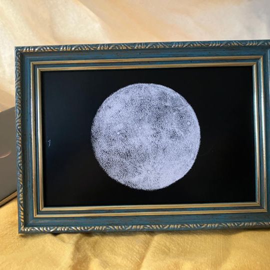 点描で描いた月のアートフレーム