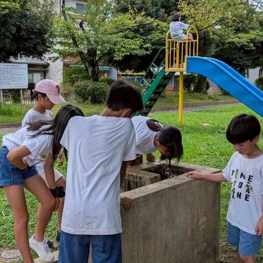 動画に出演する卒業生に差し入れを届ける権