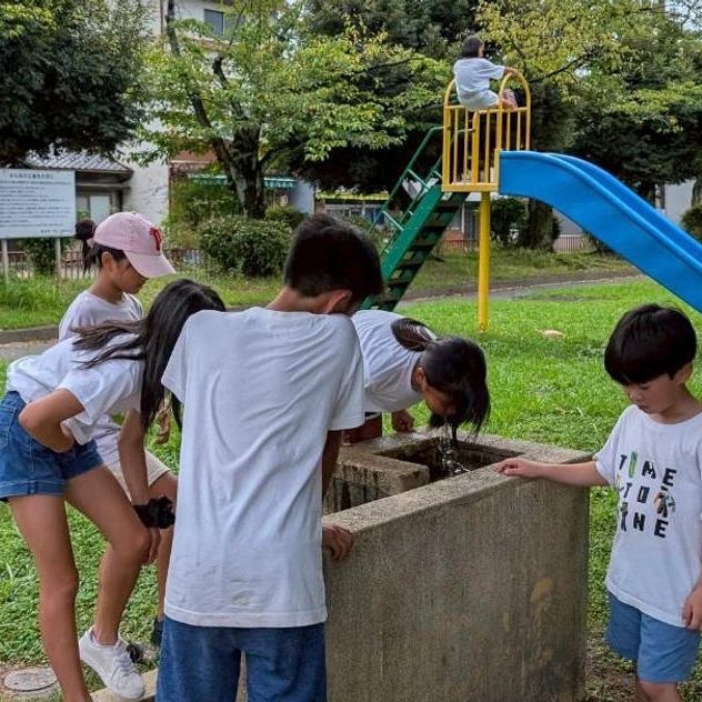 動画に出演する卒業生に差し入れを届ける権