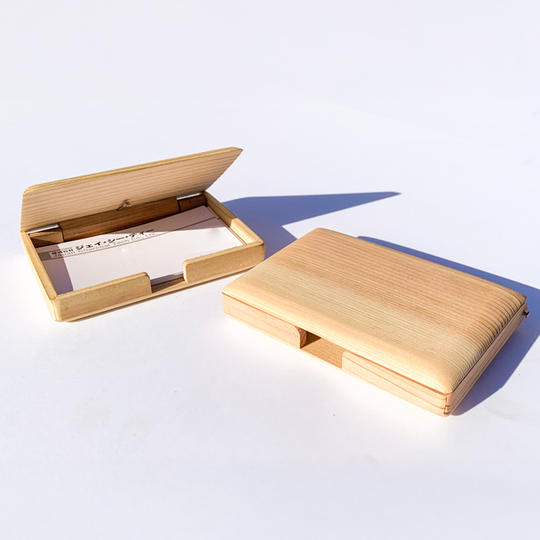 木製パレットから作られた「名刺入れ」