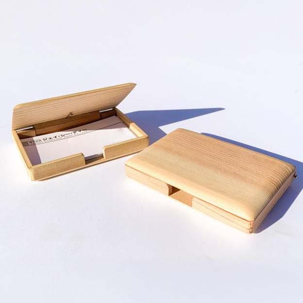 木製パレットから作られた「名刺入れ」