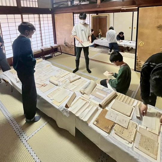 京都府立大学歴史学科生執筆　阿弥陀寺文書調査の集大成『信長の眠る寺 阿弥陀寺を学ぶ』1冊謹呈