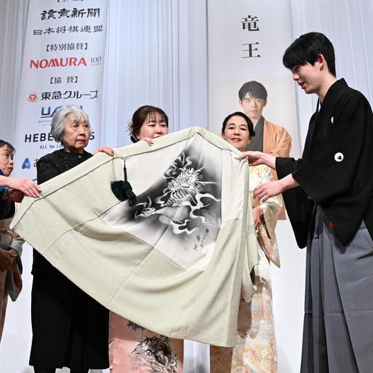 【Ｂコース】特製「竜王羽織」の贈呈