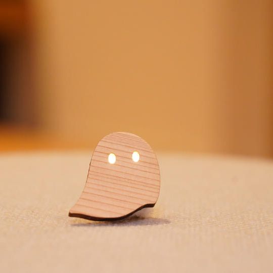 おばけパズルのLEDバッジ小国杉モデル（200円分小国町へ寄付）形ランダム