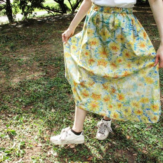 ひまわりの絵のスカート