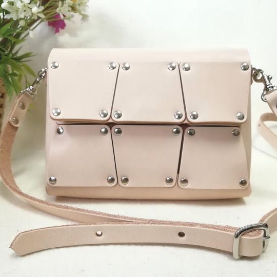 ヌメ革３wayスマホポーチ　（ヌメ革単色・オーダーメイドできません）