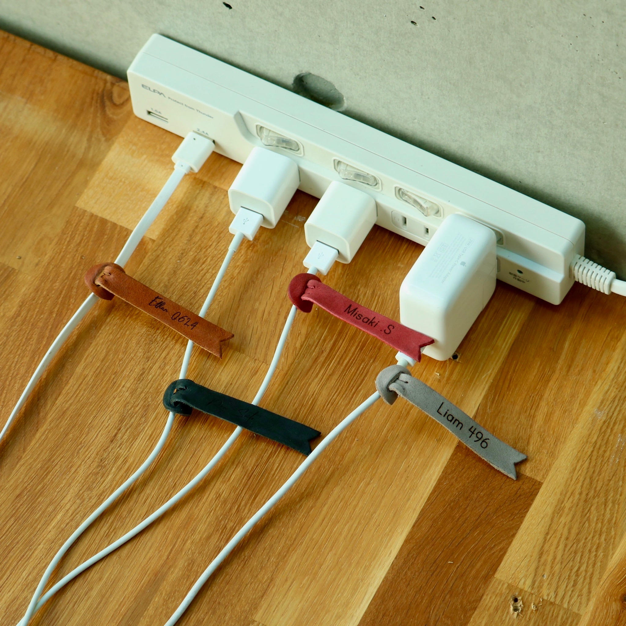 充電器の目印に！ネーム入りケーブルタグ（3個セット） - (革の