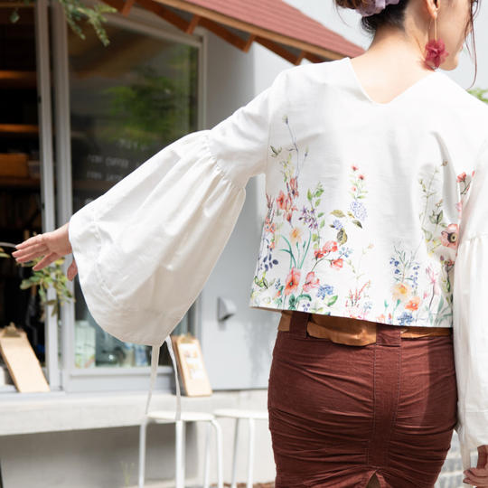 たっぷりベル袖で何度も楽しいよくばりブラウス（フラワー）サイズ展開あり