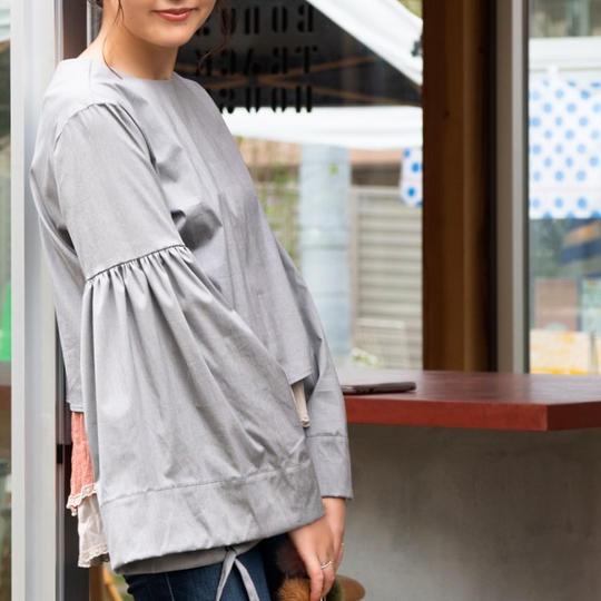 たっぷりベル袖で何度も楽しいよくばりブラウス（グレー）サイズ展開あり