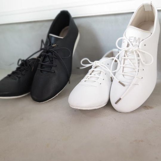 EMAのレザースニーカー