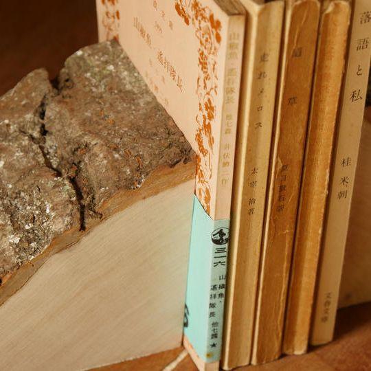 ロス部分の木で作ったブックエンド小