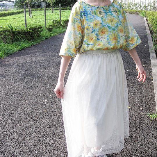 ひまわりの絵のブラウス