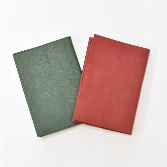 【ペアセット10%OFF】牛ヌメ革で仕上げたフリーサイズ ブックカバー