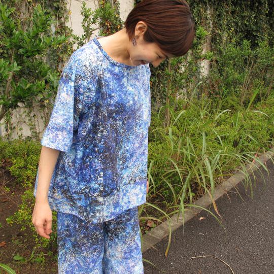 宇宙柄のブラウス