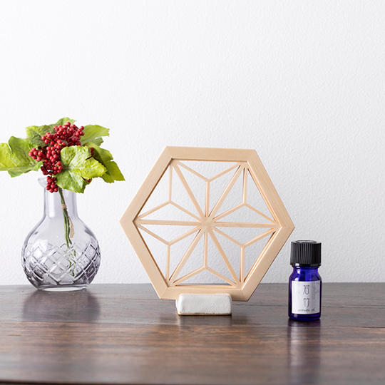 木の素材を最大限に生かした商品。【アロマウッド -麻の葉- 】