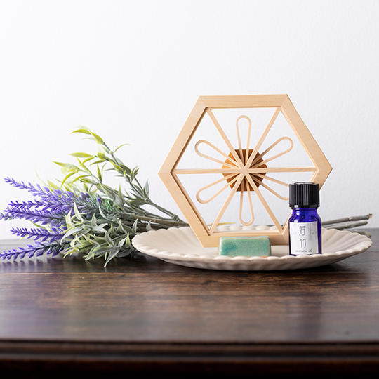 木の素材を最大限に生かした商品。【アロマウッド -花柄- 】