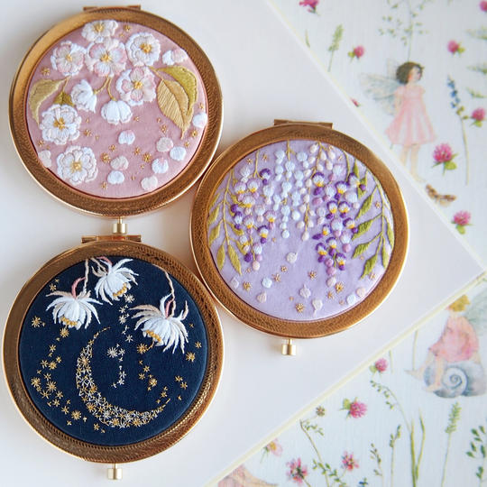 【1個】3種類から選べる！手刺繍のコンパクトミラー《Creema SPRINGS限定デザイン》