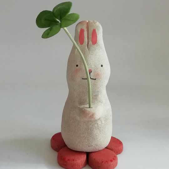 『お花をどうぞ(ウサギ)』