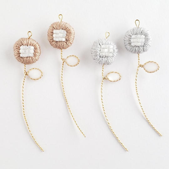 ②16色から選べる一つ葉お花ビーズと刺繍のイヤリング（ピアス）