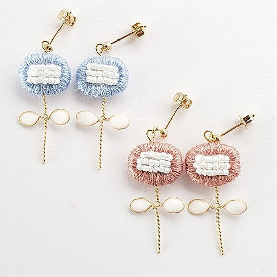 ③16色から選べる二つ葉お花ビーズと刺繍のイヤリング(ピアス）