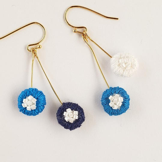 ④3色で作る4粒のイヤリング