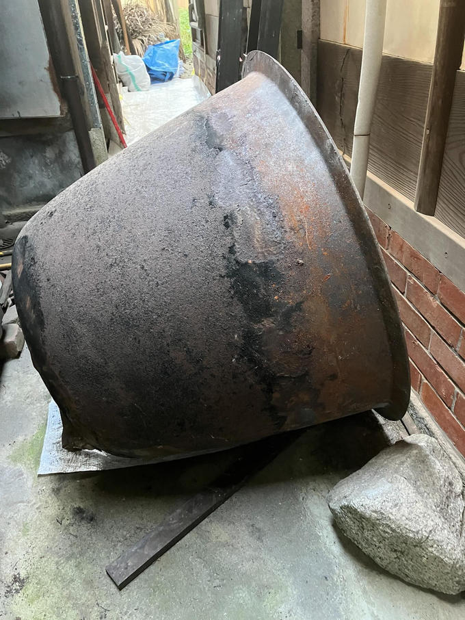 古い釜が取り出されました