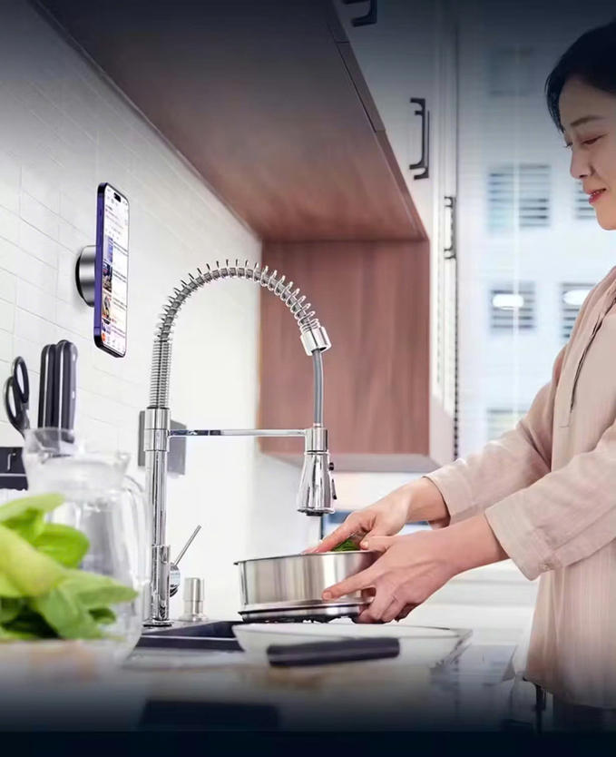 自動吸着でどこでも簡単に固定できるスマートフォンスタンド